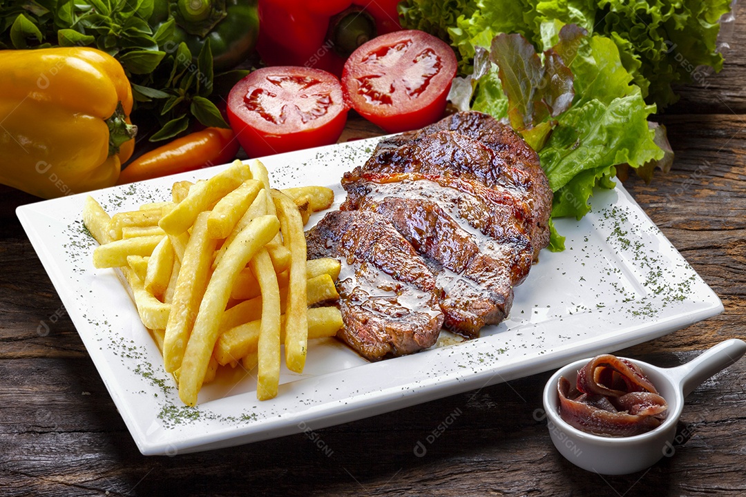 Carne de picanha assada com batatas fritas