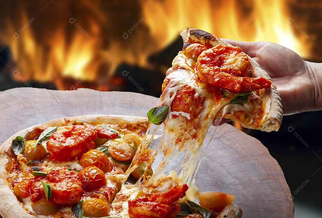 comendo fatia de pizza à mão, pizza de camarão com tomate cereja