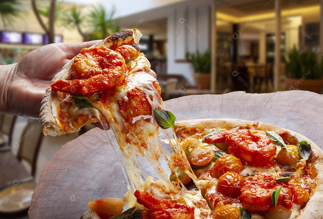 comendo fatia de pizza à mão, pizza de camarão com tomate cereja