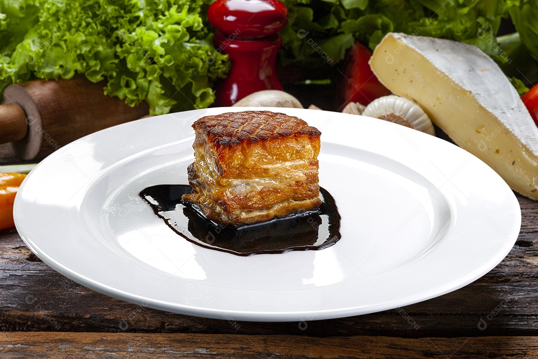 Barriga de porco assada com molho