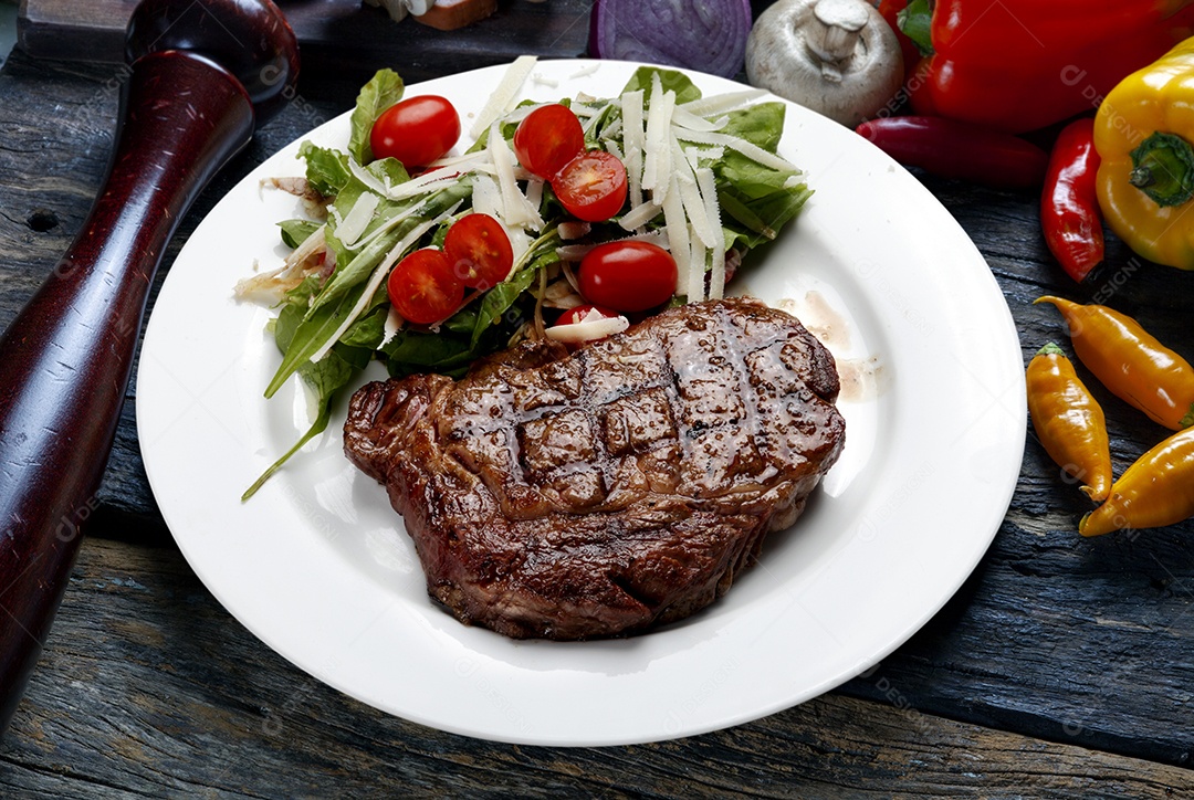 Bife assado com salada de tomate cereja e alface e parmesão ralado
