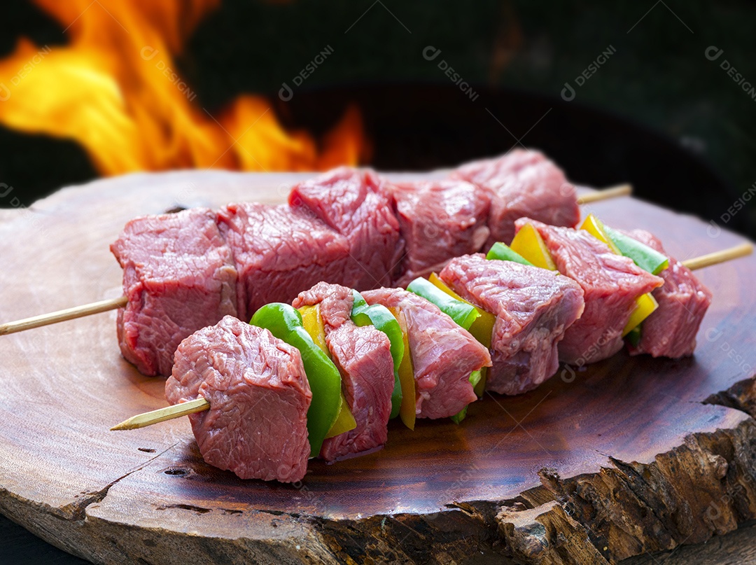 Espetinhos de carne com legumes