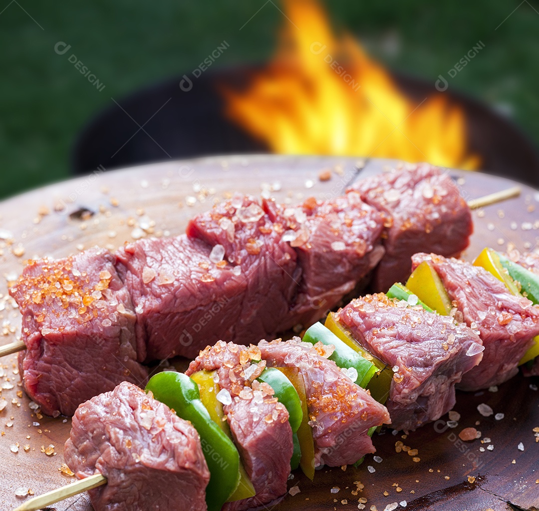 Espetinhos de carne com verduras