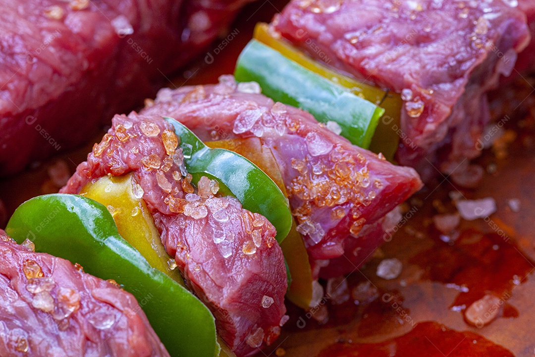 Carnes com legumes no espeto