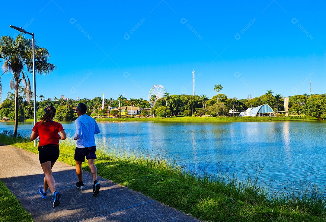 Pessoas fazendo caminhada ao redor da lagoa da pampulha