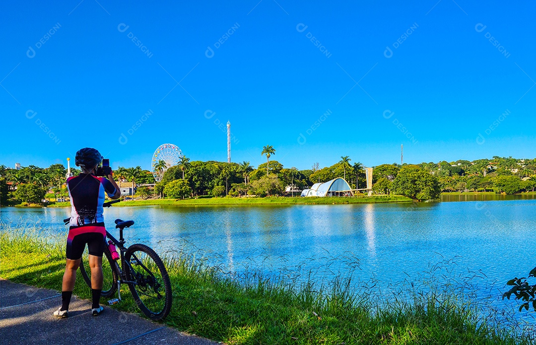 Ciclista admirando a lagoa da Pampulha