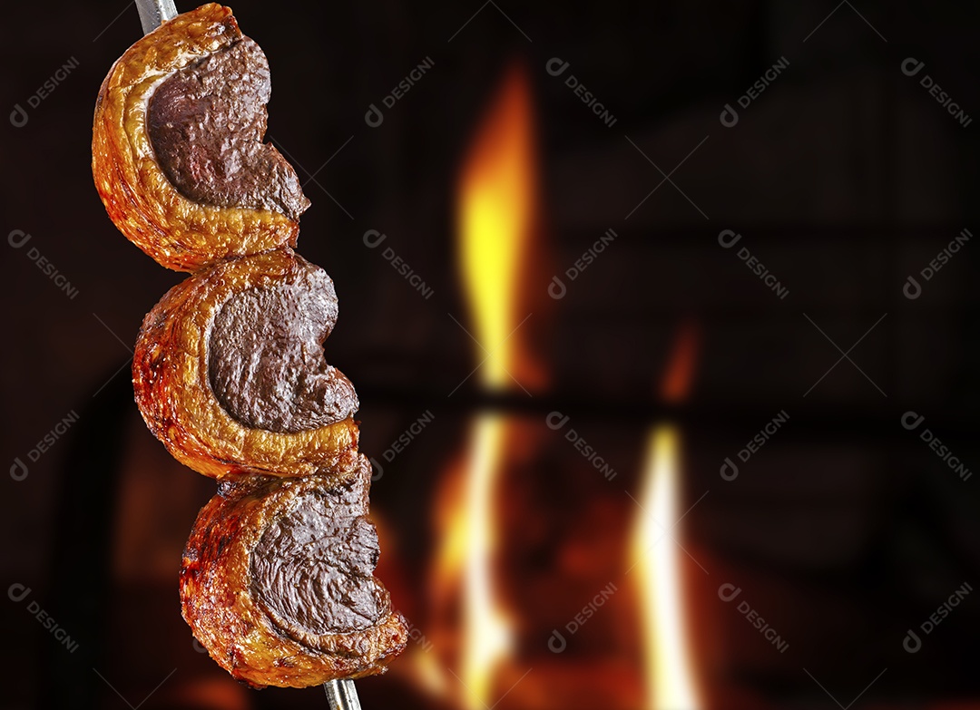 Picanha assada sobre fundo de brasa