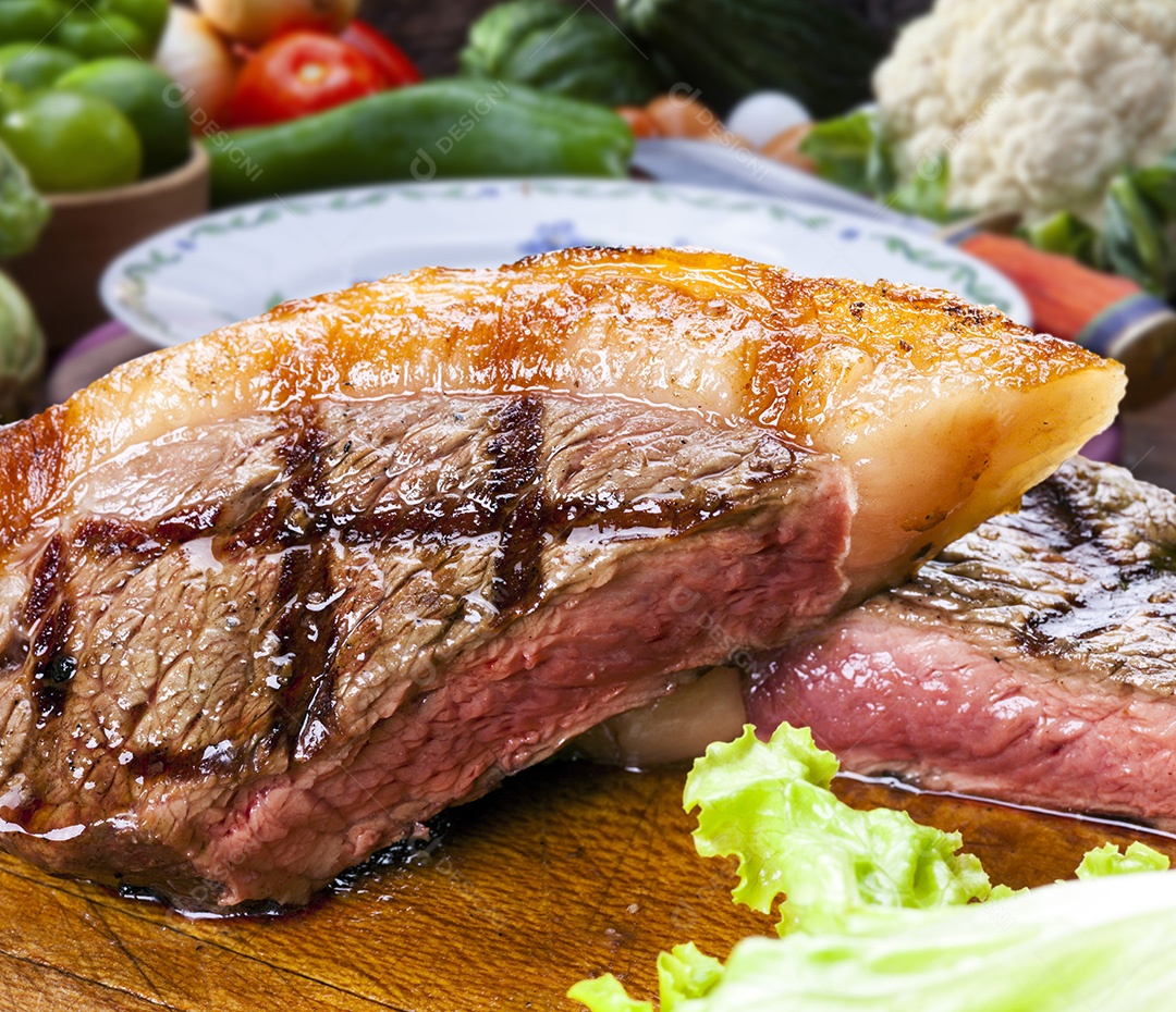 Picanha fatiada com salada de tomate e alface