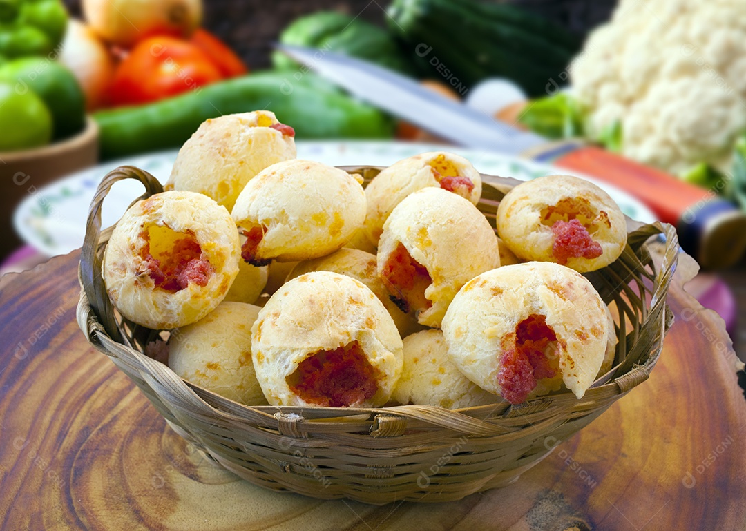 Pão de queijo recheado com calabresa