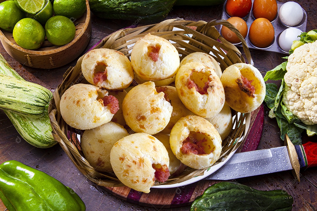 Pão de queijo recheado com calabresa