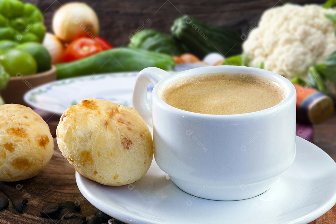 Uma xícara com cappuccino delicioso e pão de queijo