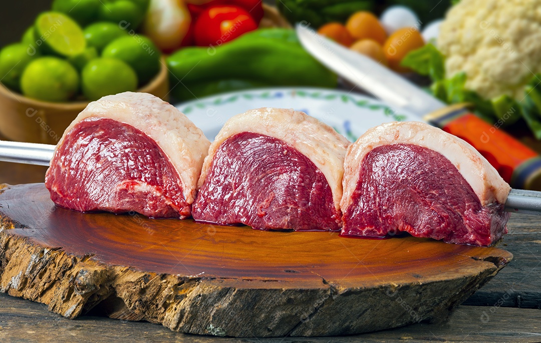 Espeto de picanha sobre uma tabua de madeira