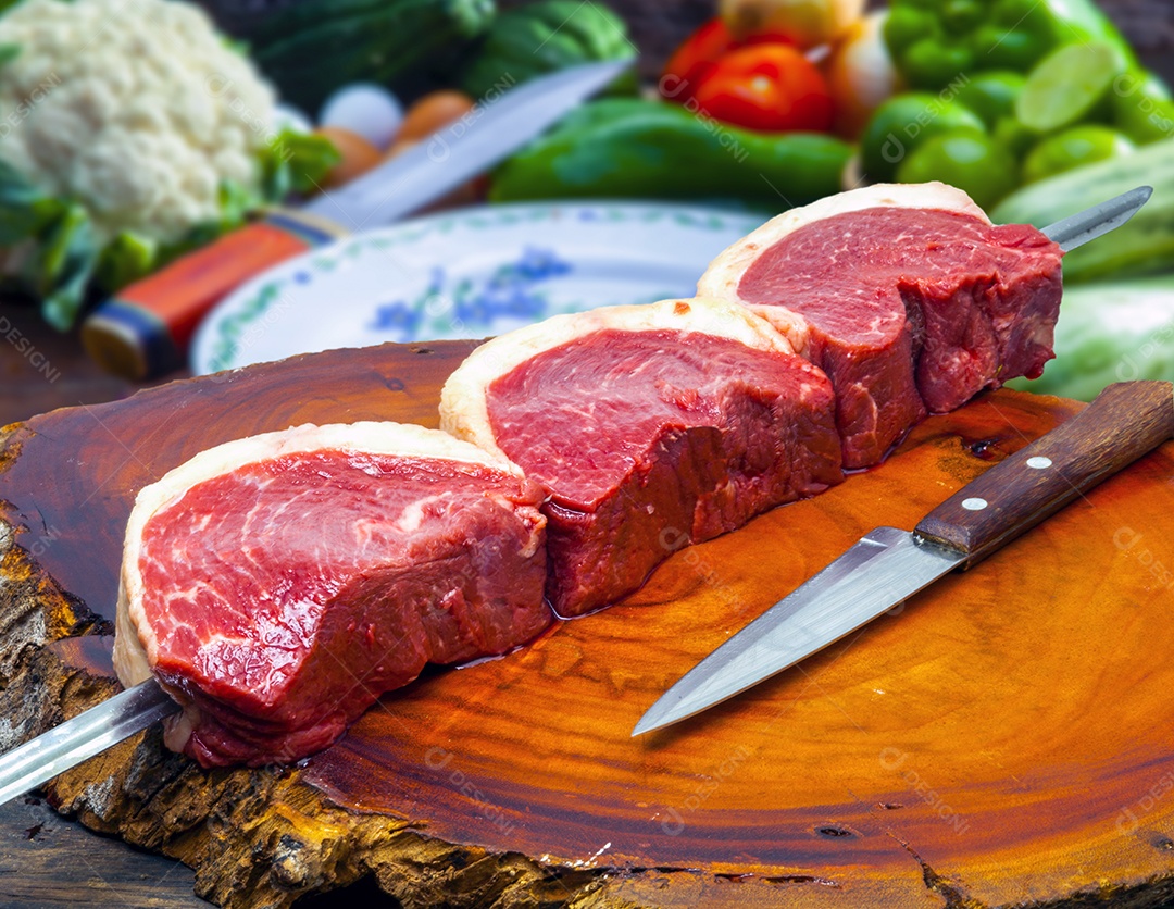 Espeto de picanha sobre uma tabua de madeira