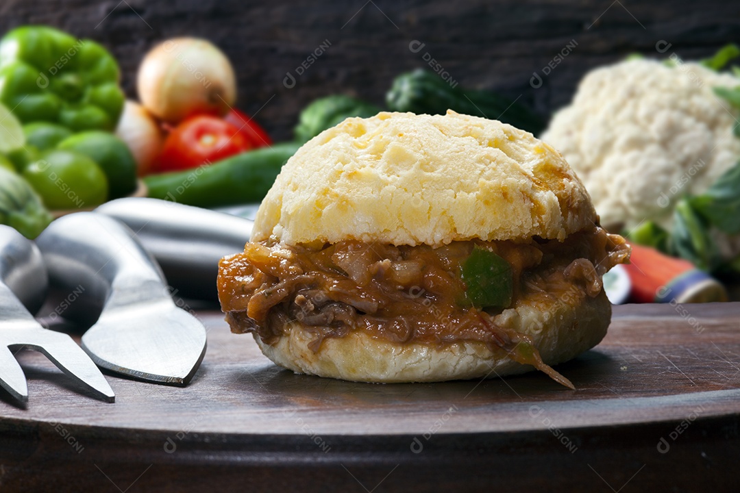 Pão de queijo com carne desfiada de recheio