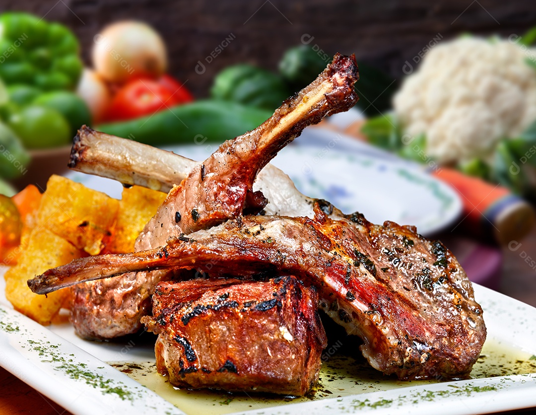 Costeletas de cordeiro assadas com azeite e ervas