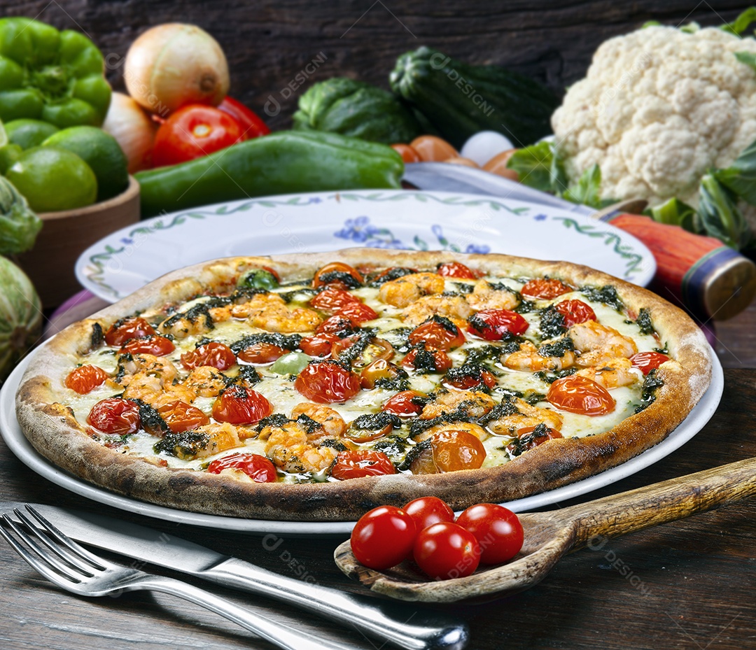 Pizza de camarão com tomate cereja