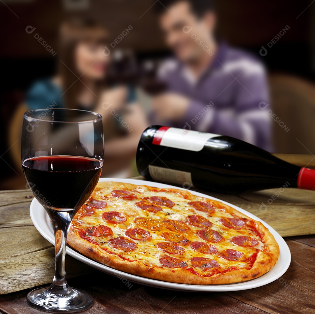 Jantar com vinho e pizza
