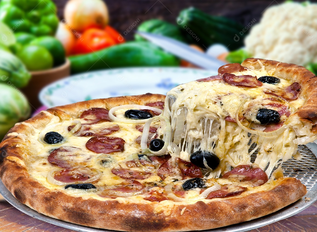 Pizza de queijo com calabresa