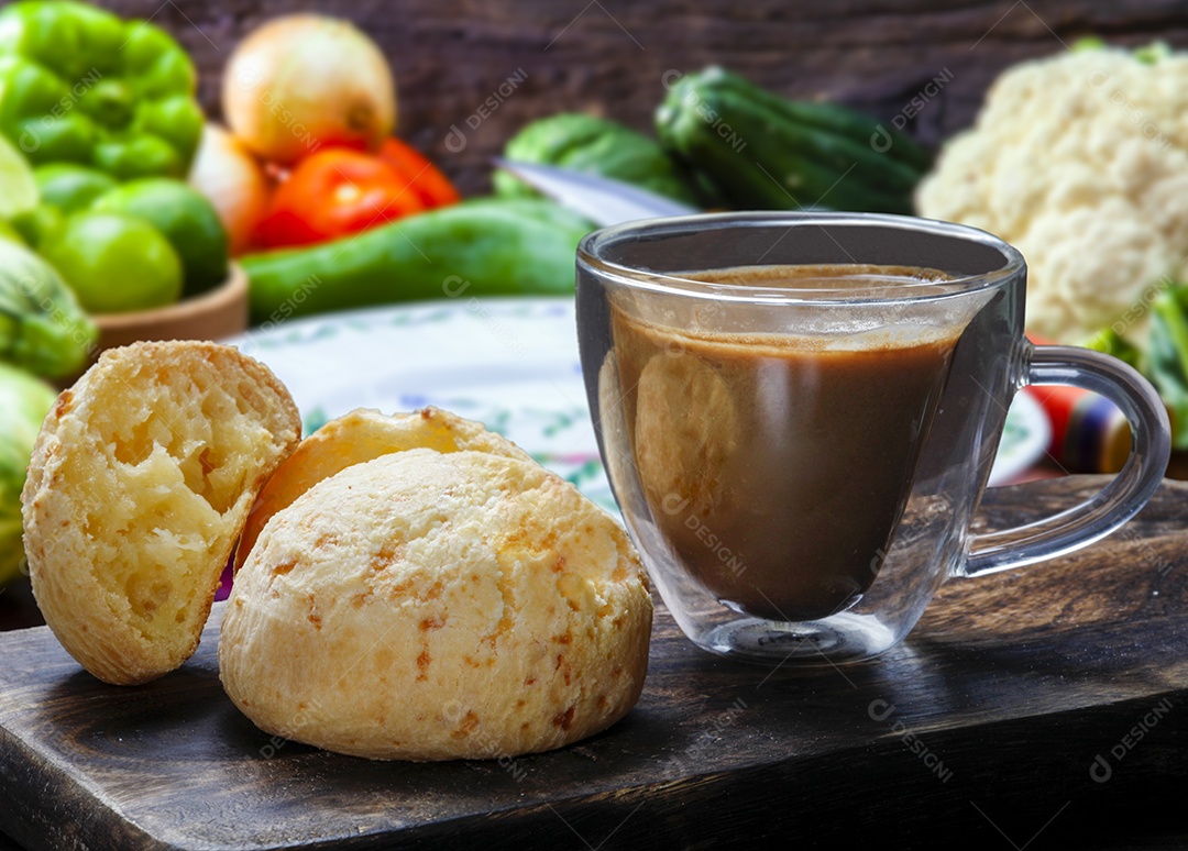 Café da manhã pão de queijo e xícara de cappuccino