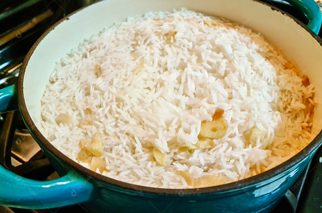 Arroz branco na panela