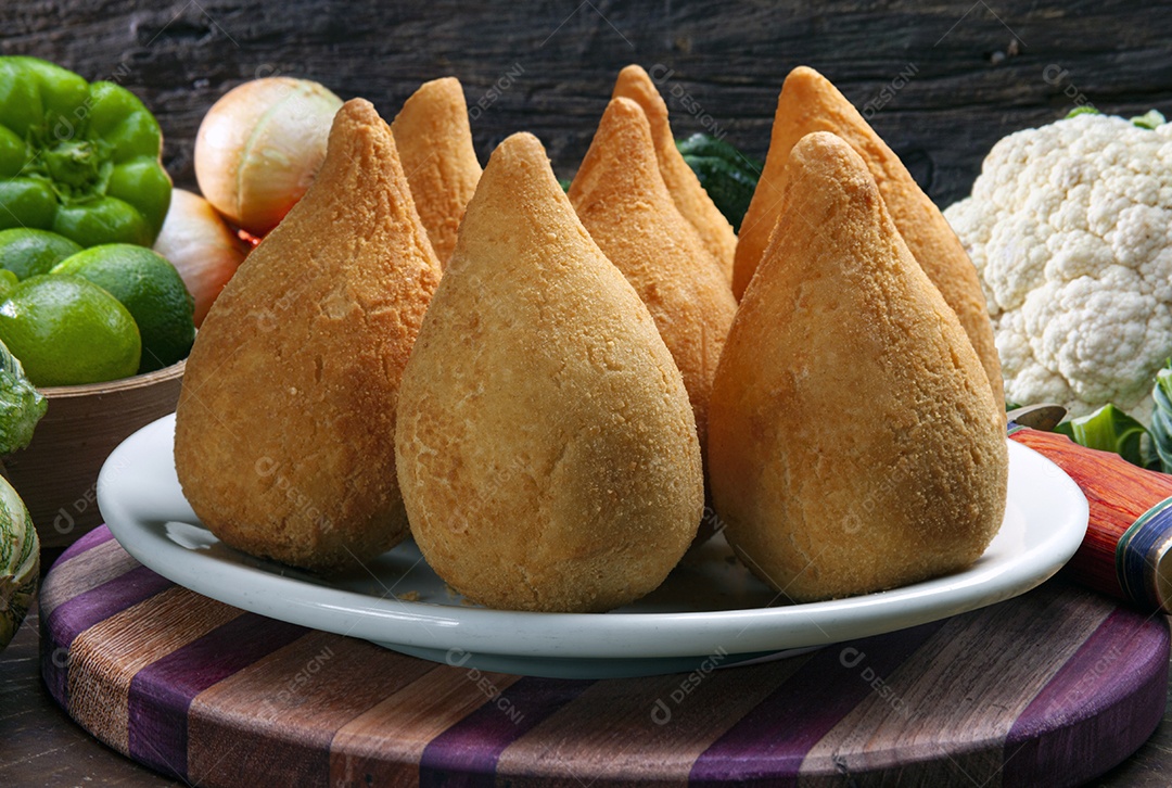 Coxinhas sobre um prato branco