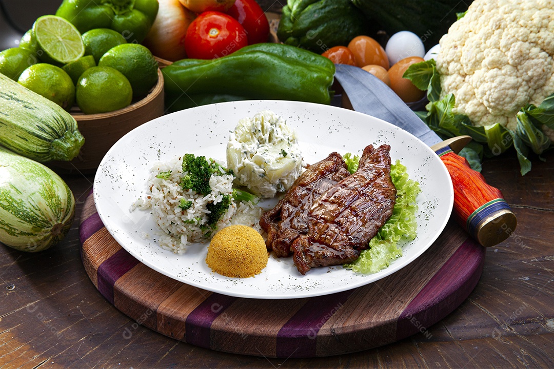 Bife salada purê e farofa