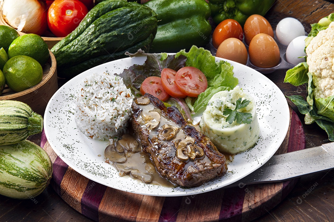 Bife com batatas e arroz