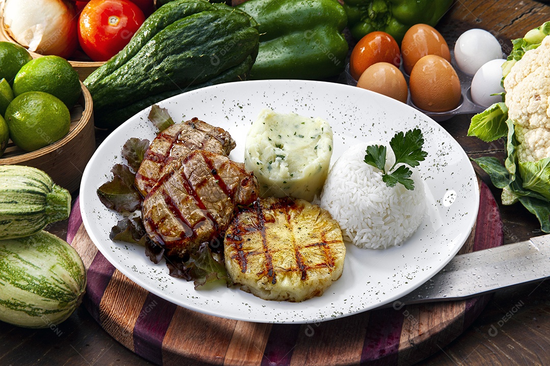 Bife grelhado com abacaxi isolado