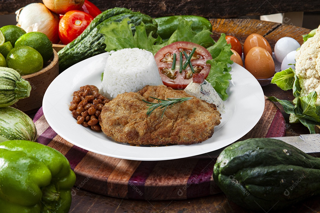 Bife Empanado com salada de arroz e feijão