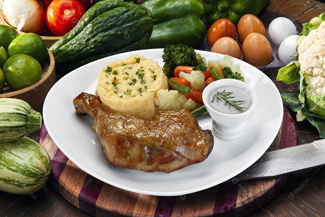 Coxa de frango grelhado com acompanhamento