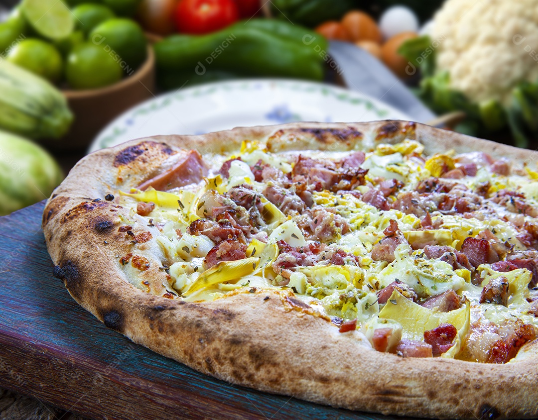 Pizza assada no forno a lenha