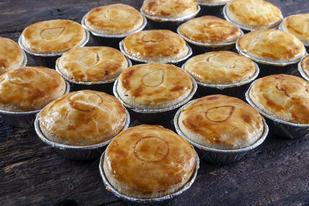 Várias empadas sobre fundo escuro