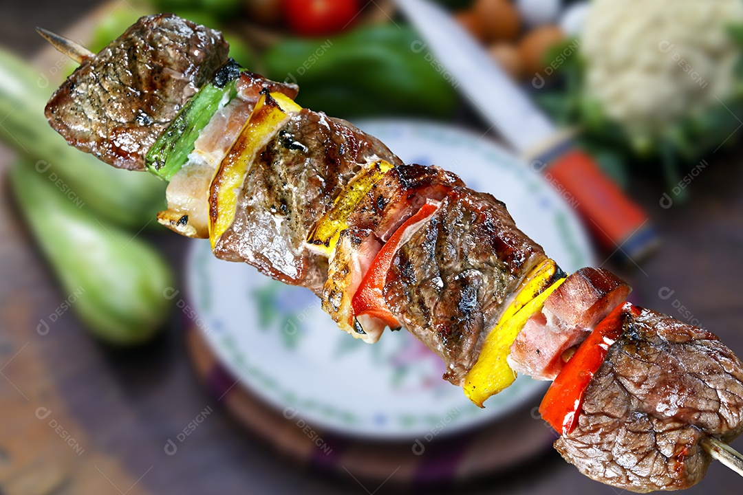 Espetinho de carne com verduras