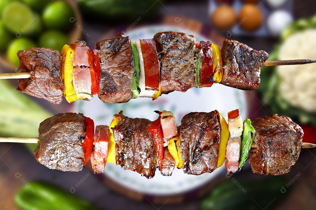 Espetinhos de carne com vegetais