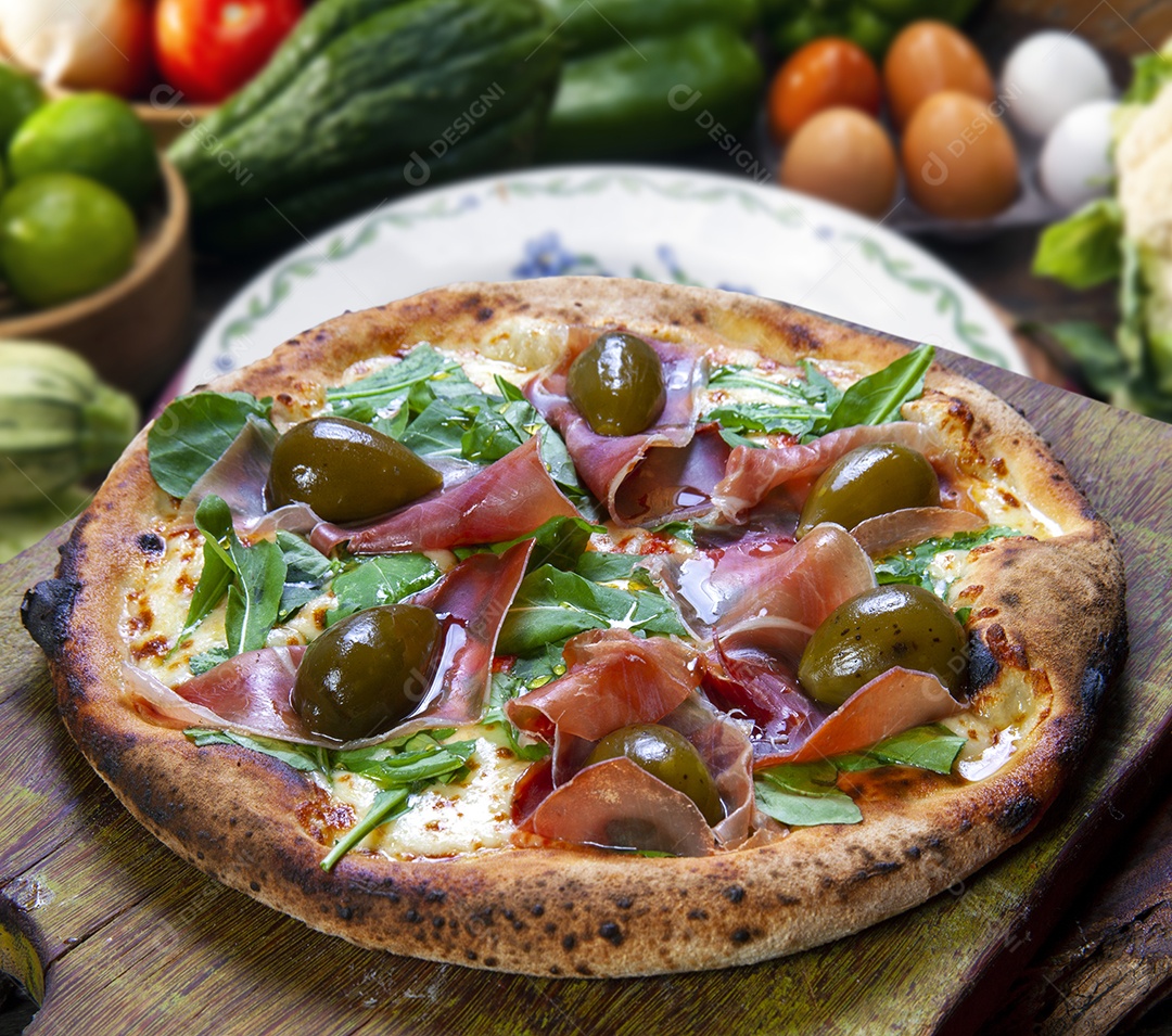 Pizza com presunto de Parma, figos, rúcula e mel