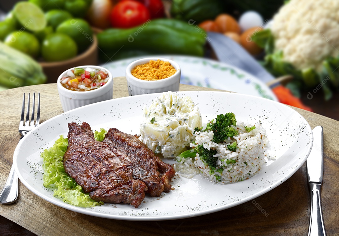Bife grelhado com guarnições arroz batata