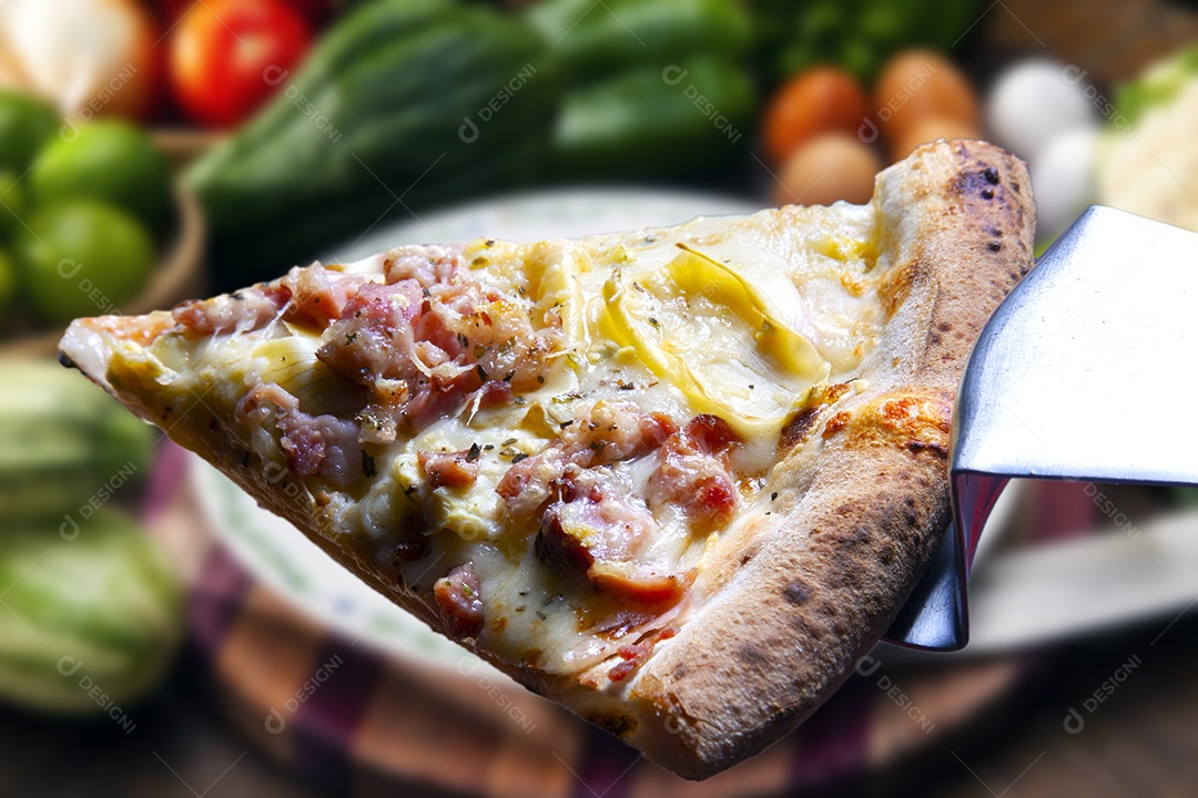 Fatia de pizza com mussarela e bacon