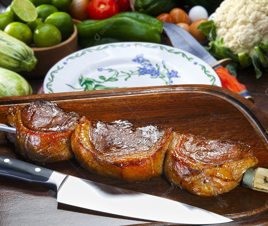 Picanha no espeto sobre uma tabua