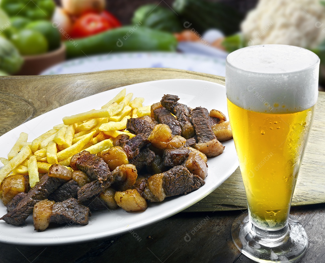 Porção de picanha em tiras fritas com batatas e um copo de cerveja