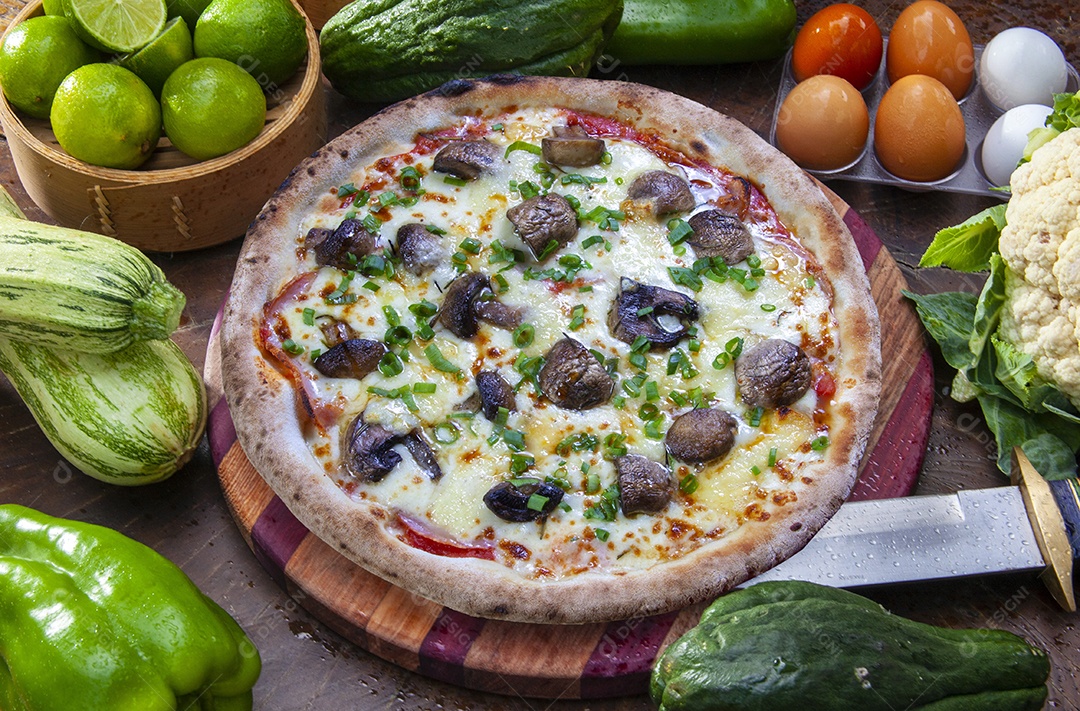 Pizza com mussarela, molho de tomate e cogumelos