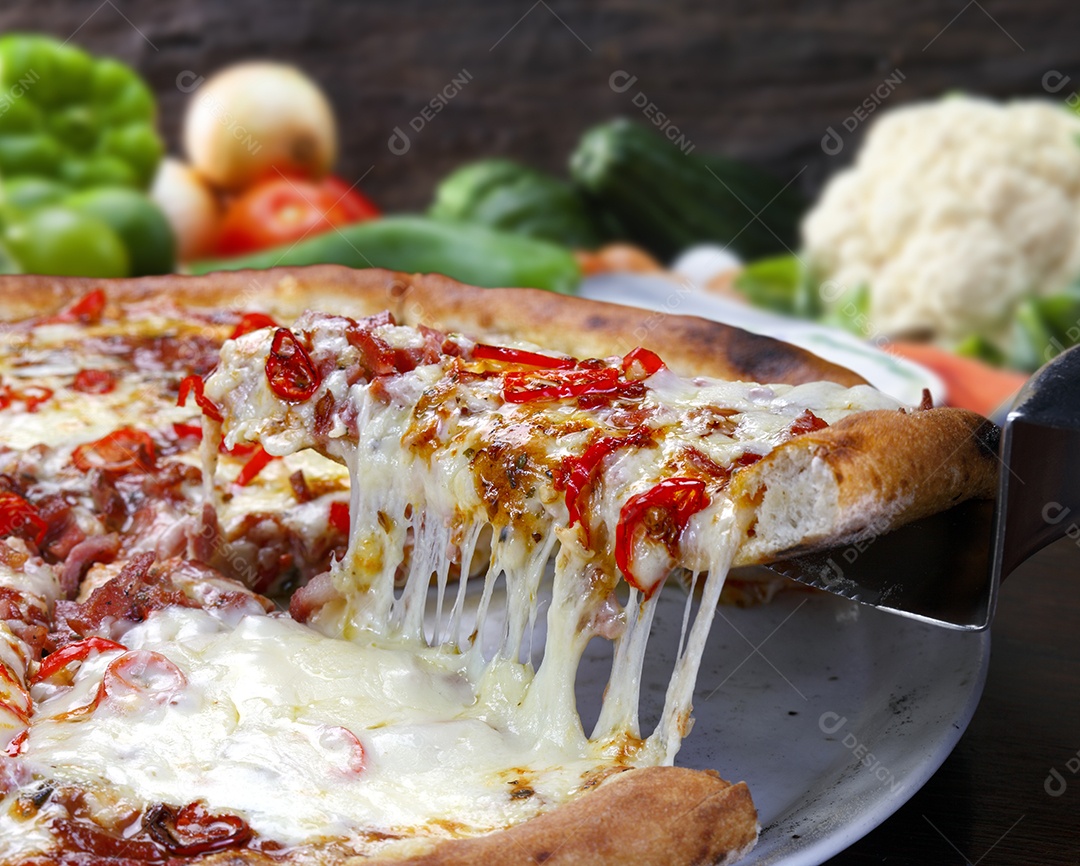 Fatia de pizza com queijo derretido