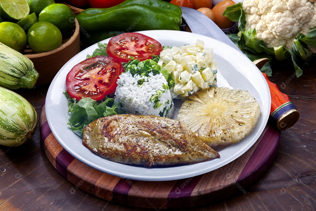 Bife de porco com arroz batata salada e rodela de abacaxi