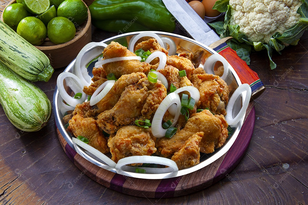 Coxas de frango empanadas e fritas