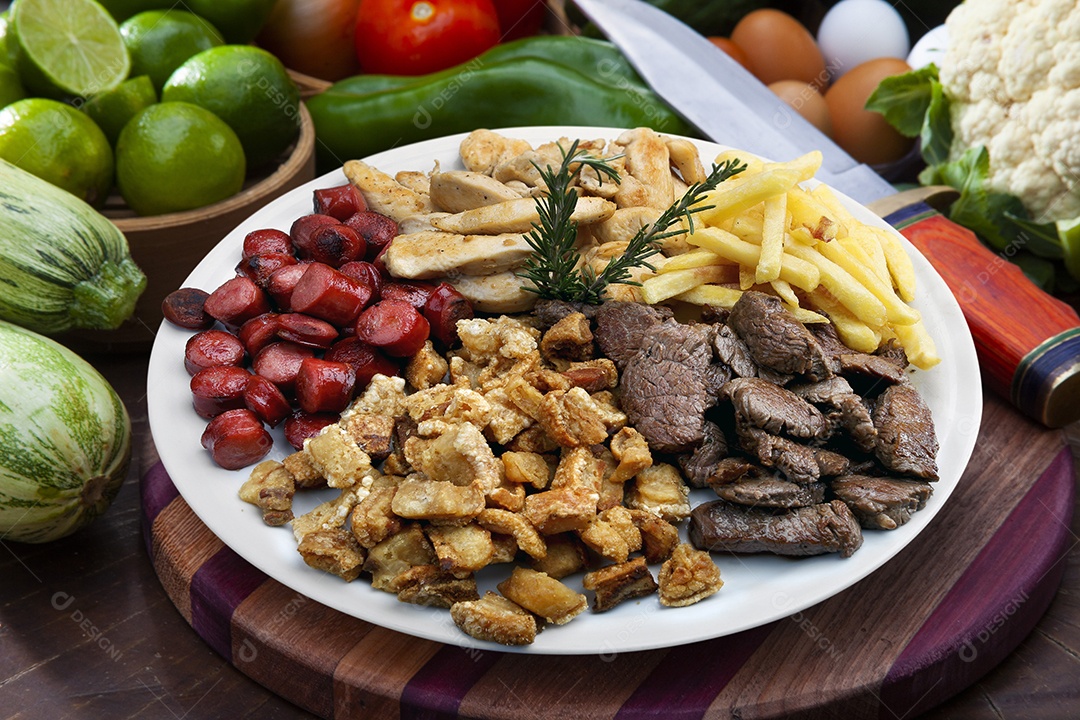 Petiscos com batatas fritas biscoitos carne linguiça e molho barbecue