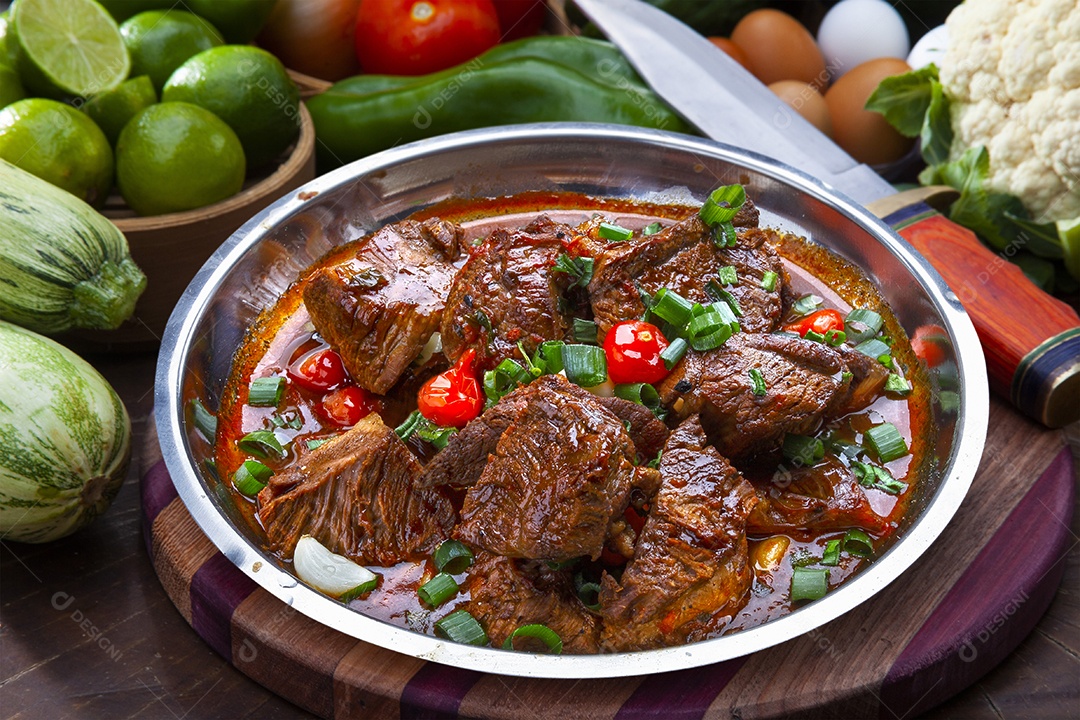 Ensopado de carne cozida com molho e pimenta