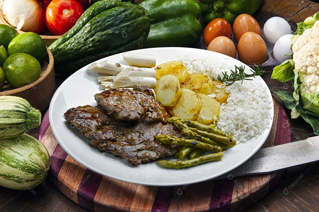 Bife bovino com aspargos palmito batata e arroz