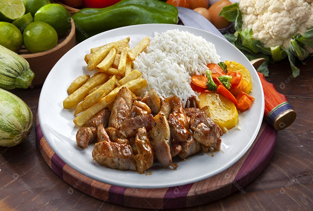 Carne de porco com arroz e batatas salada legumes