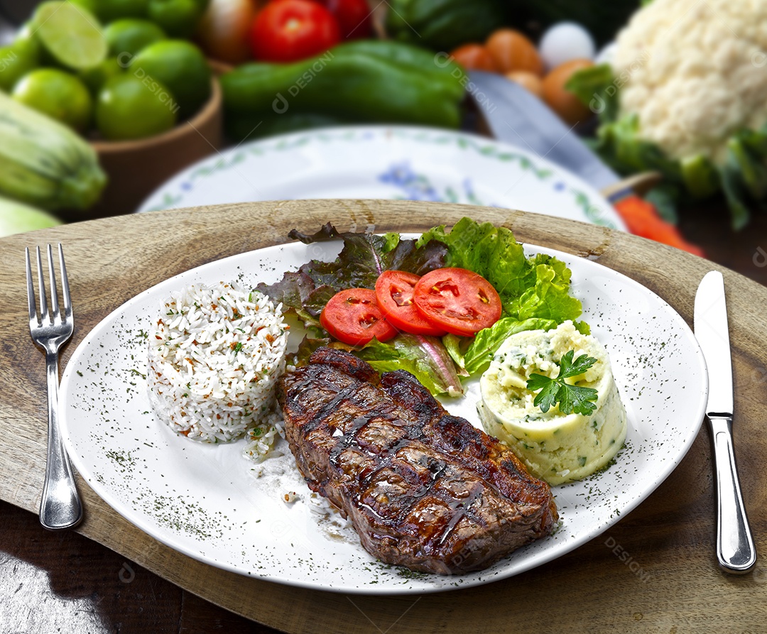 Bife assado com legumes e arroz