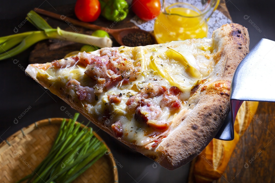 Fatia de pizza de mussarela derretida