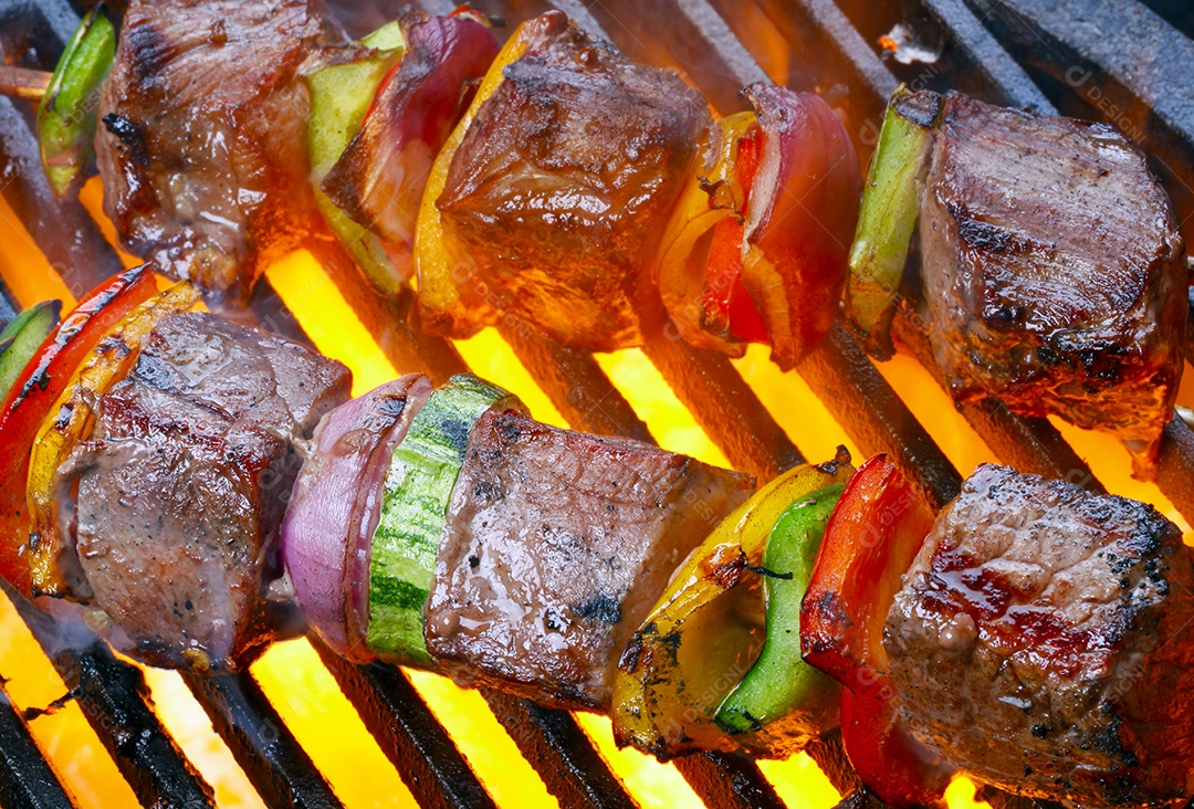 Espetinho de carne com verduras